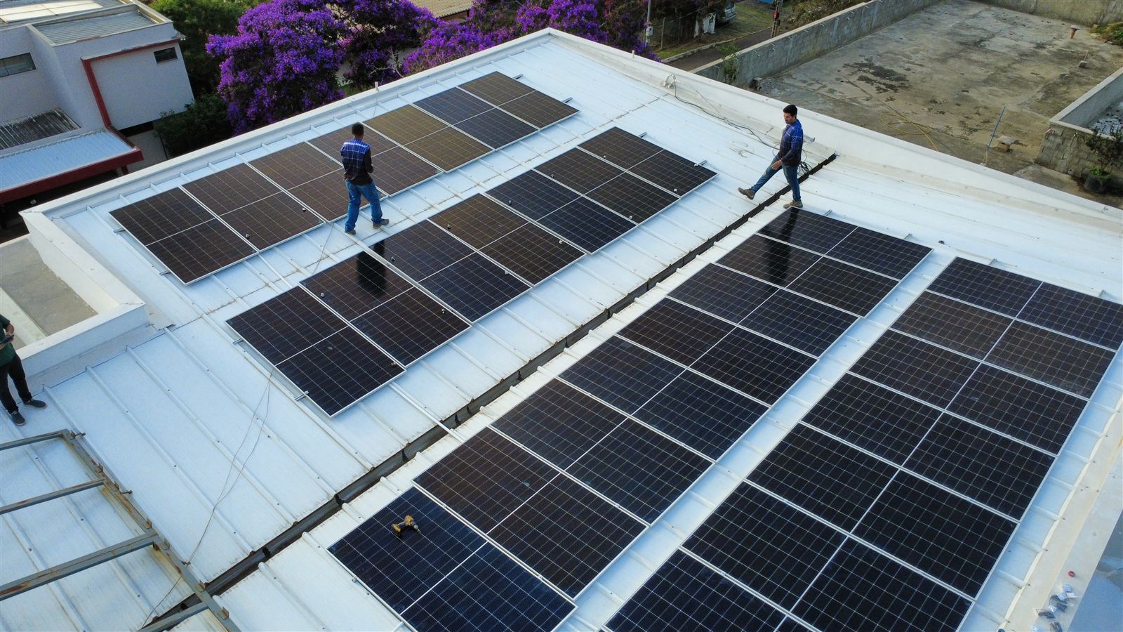 Equipe da Verus instalando painéis solares
