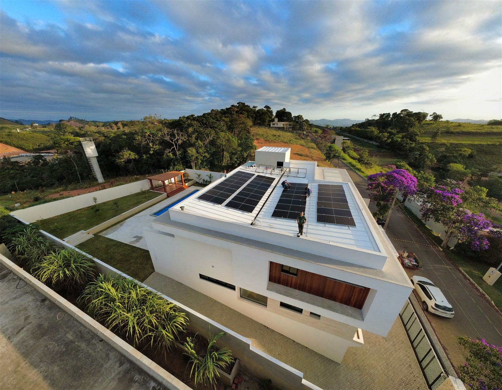 Vista aérea de casa em Juiz de Fora com 30 painéis solares instalados pela Verus