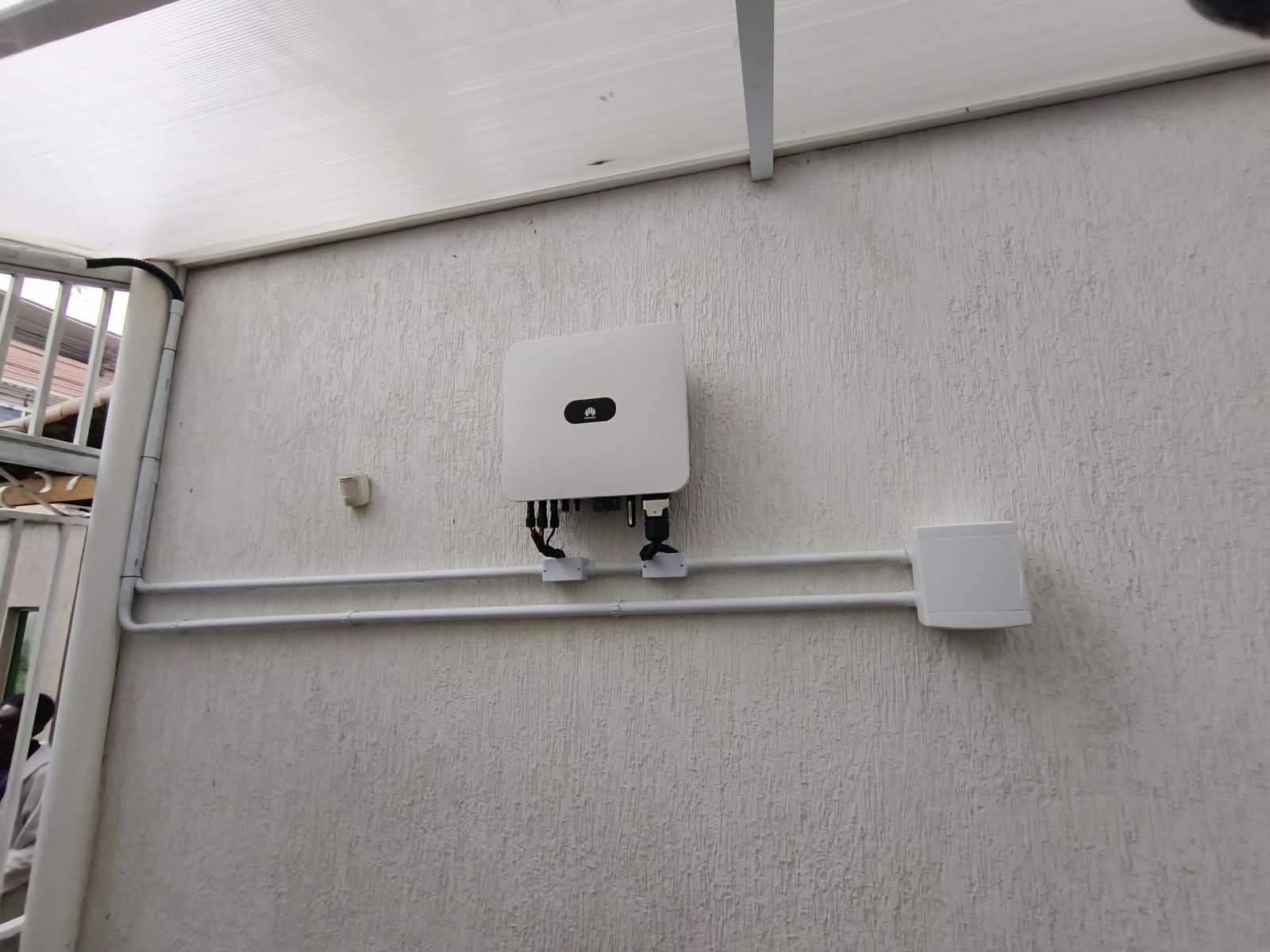 Inversor Huawei com eletrodutos alinhados